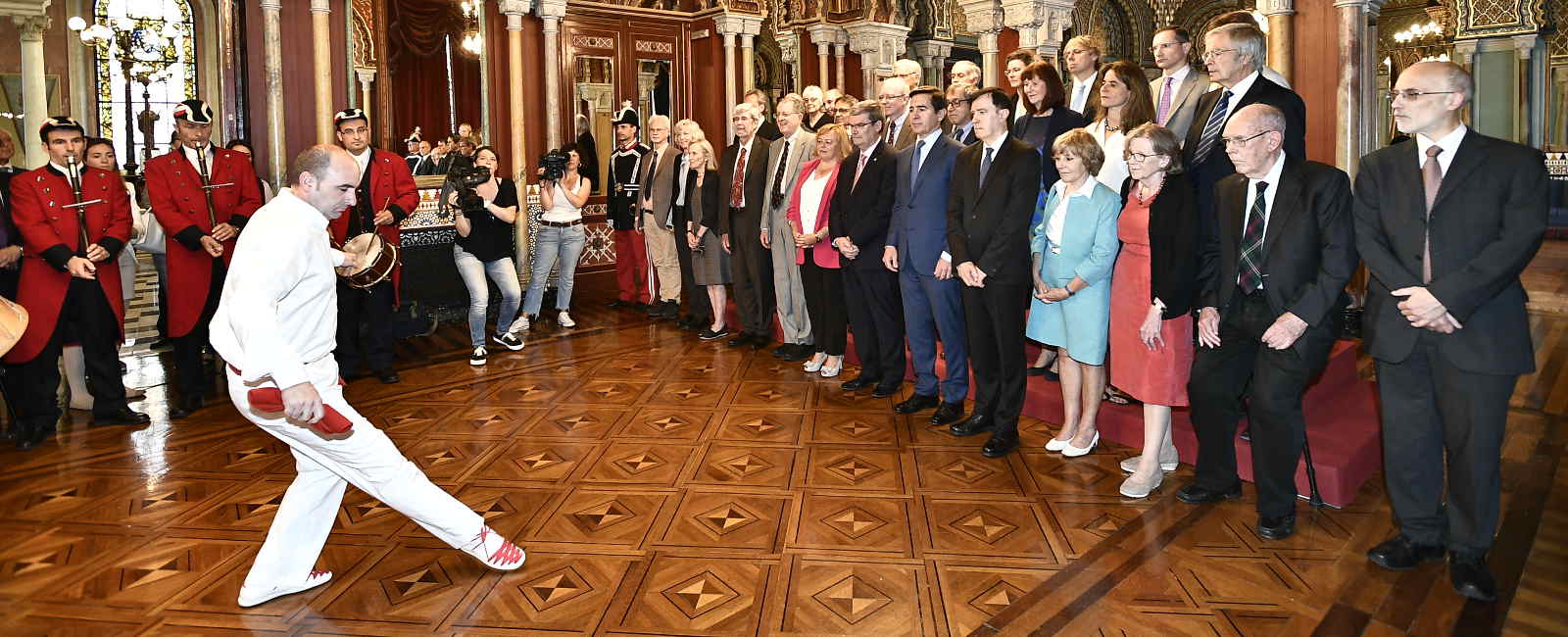recepcion_Ayuntamiento_FronterasXI_Aurresku_1600x650