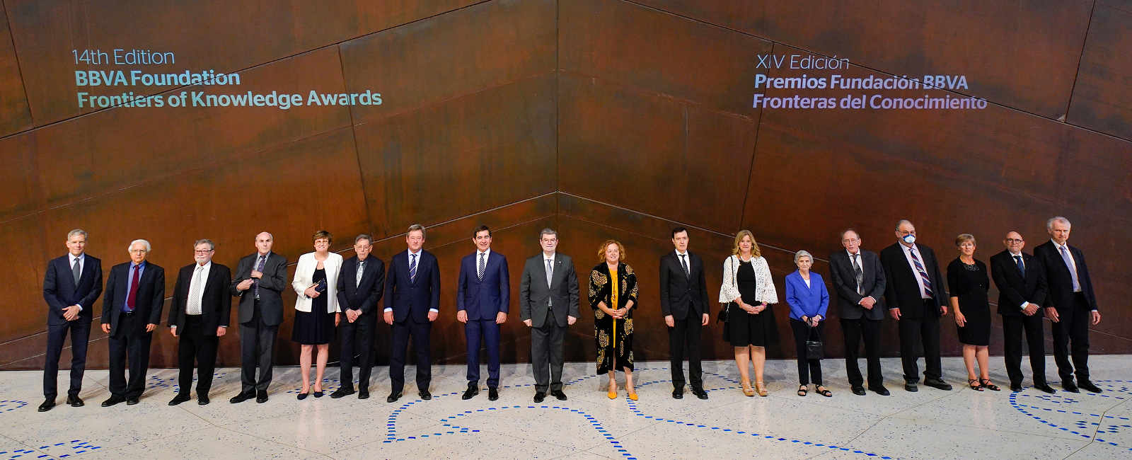 En el centro de la imagen, y de izquierda a derecha, Bingen Zupiria, consejero de Cultura y Política Lingüística del Gobierno Vasco y Portavoz del gobierno; Carlos Torres Vila, presidente de la Fundación BBVA; Juan Mari Aburto, alcalde de Bilbao; Rosa Menéndez, presidenta del CSIC; Rafael Pardo, director de la Fundación BBVA; y Teresa Laespada, Diputada Foral de Empleo, Inclusión Social e Igualdad de Bizkaia; junto con los premiados de la XIV edición de los Premios Fundación BBVA Fronteras del Conocimiento.