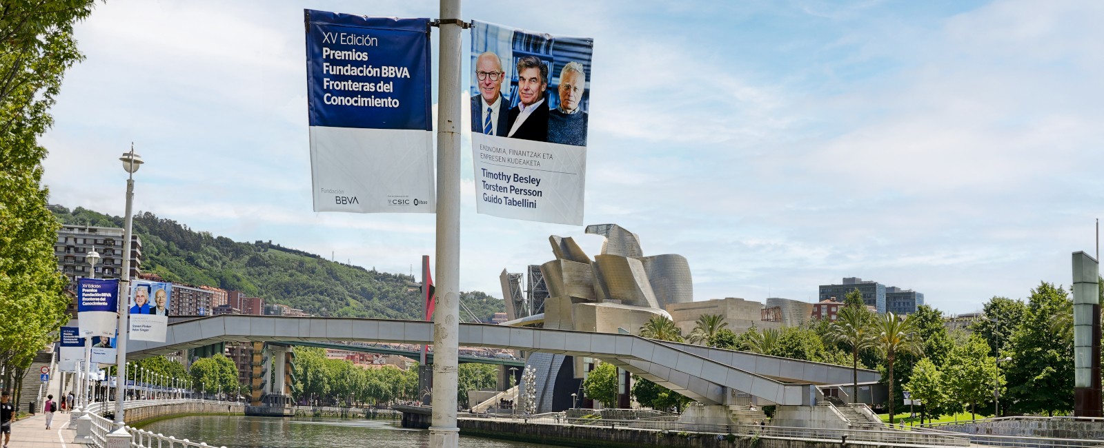 Banderolas de los Premios Fronteras del Conocimiento sobre la ría de Bilbao