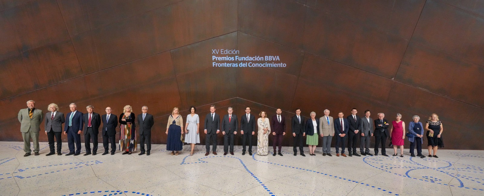 En el centro de la imagen, de izquierda a derecha: Teresa Laespada, Diputada Foral de Empleo, Inclusión Social e Igualdad; Lorea Bilbao, Diputada Foral de Euskera, Cultura y Deporte; Bingen Zupiria, Consejero de Cultura y Política Lingüística y portavoz del Gobierno Vasco; Juan Mari Aburto, alcalde de Bilbao; Carlos Torres Vila, presidente del BBVA; Eloísa del Pino, presidenta del CSIC; Denis Itxaso, Delegado del Gobierno en el País Vasco; y Rafael Pardo, director de la Fundación BBVA, junto con los galardonados de la XV edición de los Premios Fronteras del Conocimiento.