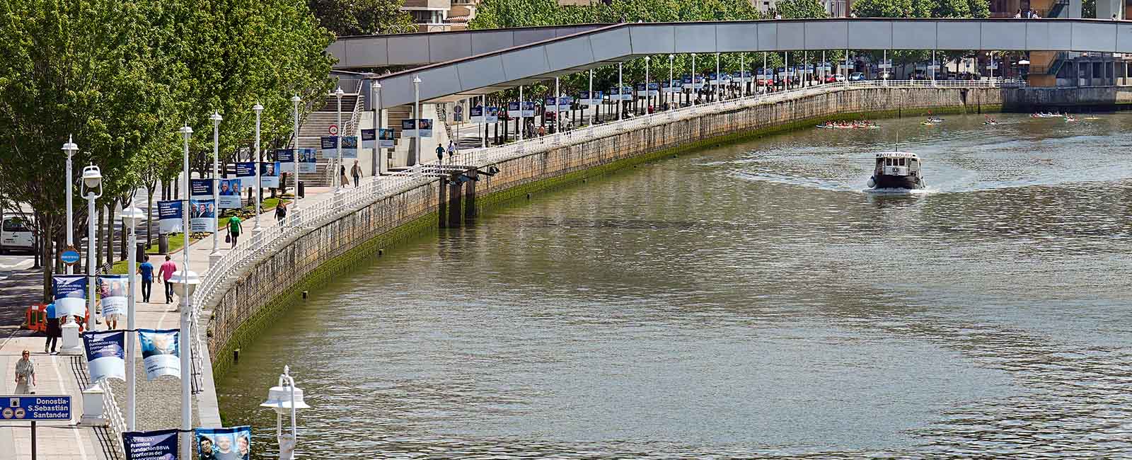 Ría de Bilbao con banderolas que anuncian los Premios Fronteras del Conocimiento