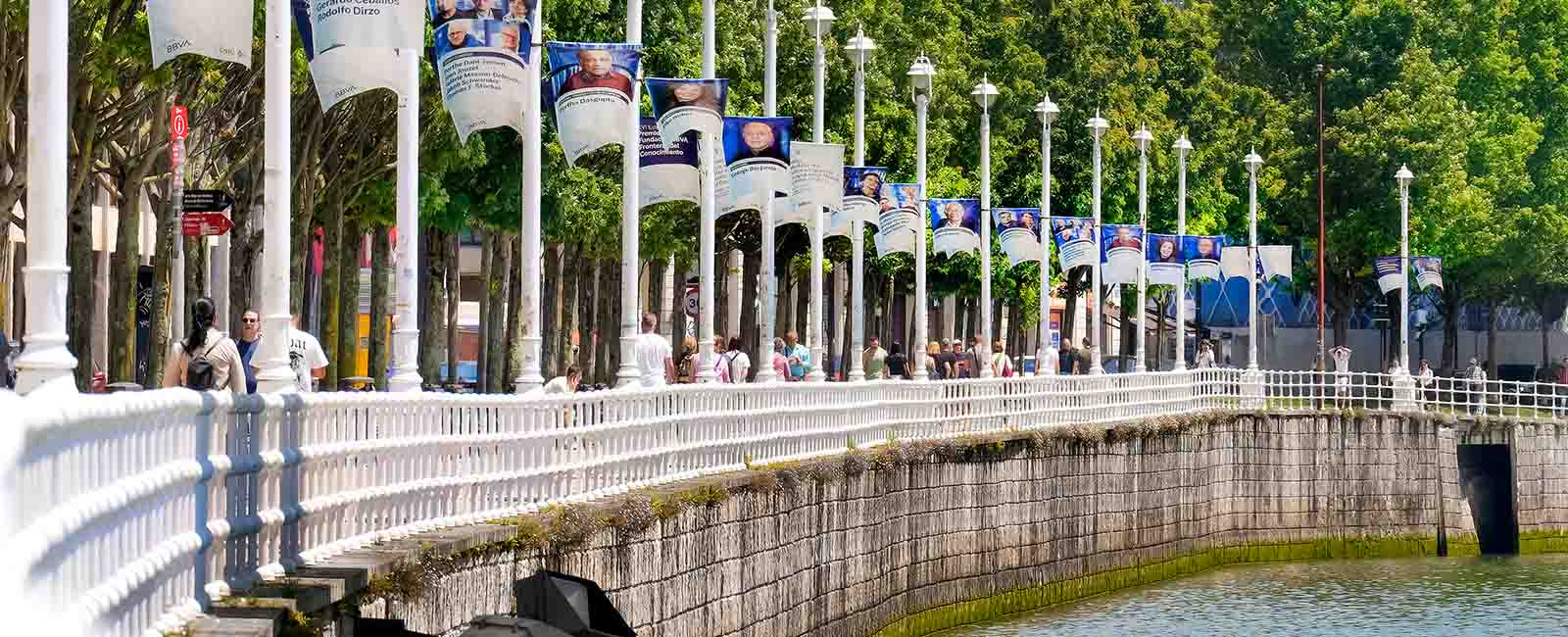 Banderolas de los XVI Premios Fronteras del Conocimiento en la ría de Bilbao